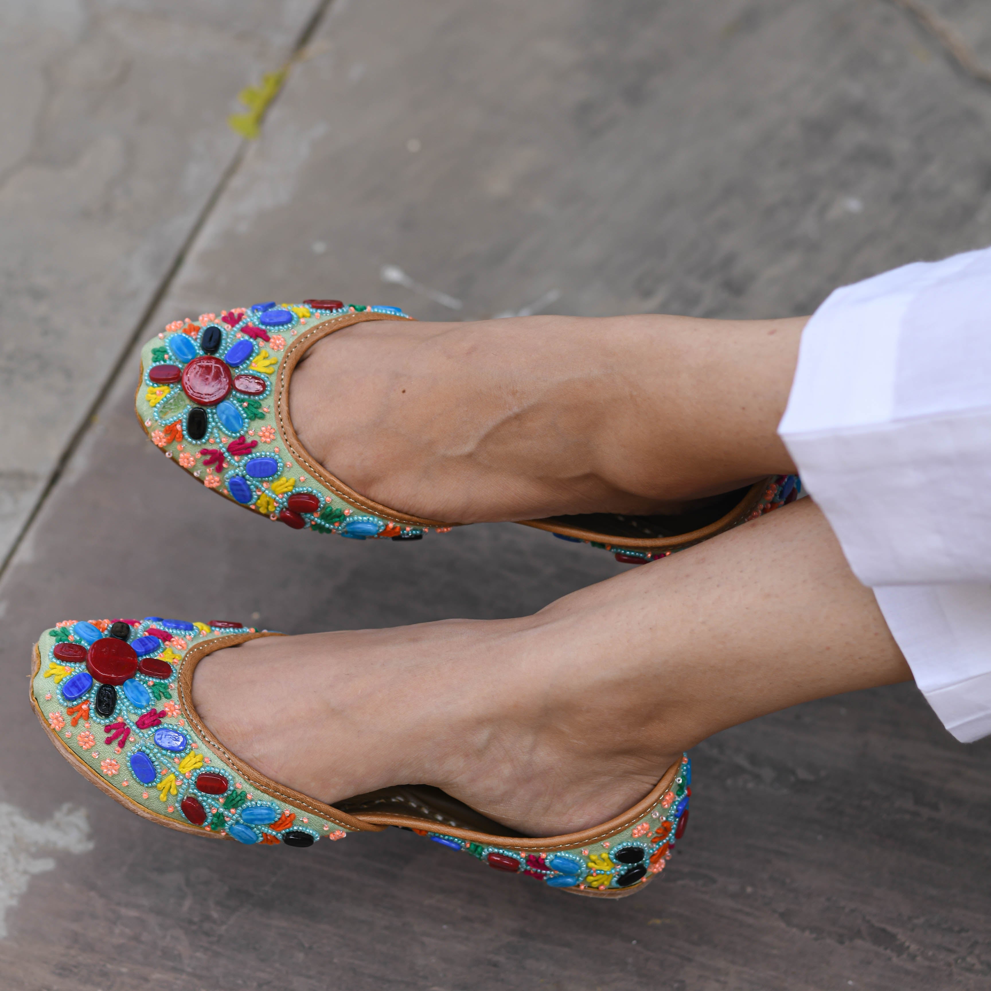 Juttis - Shop Traditional Handcrafted Juttis | Bunaai