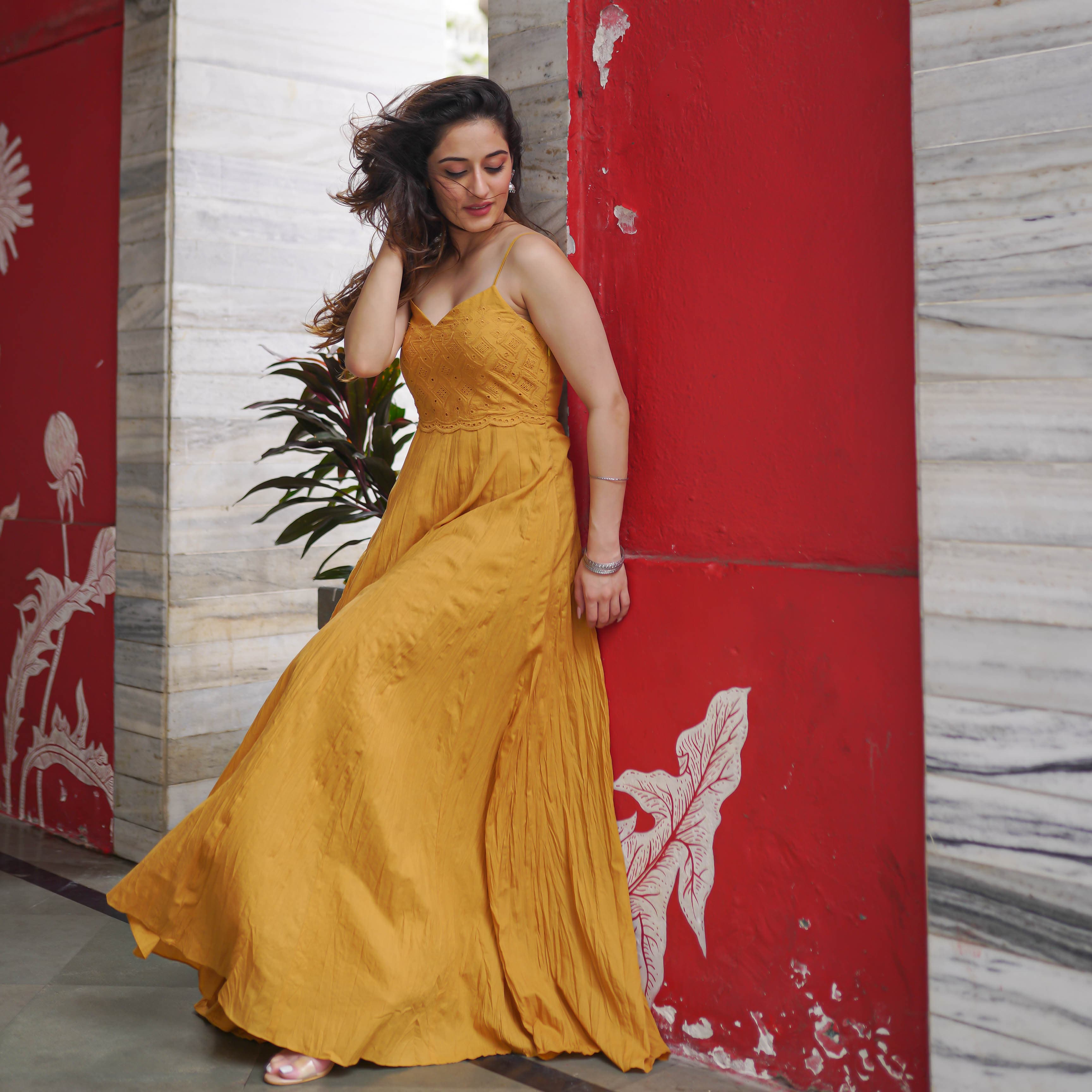 Sleeveless yellow maxi dress